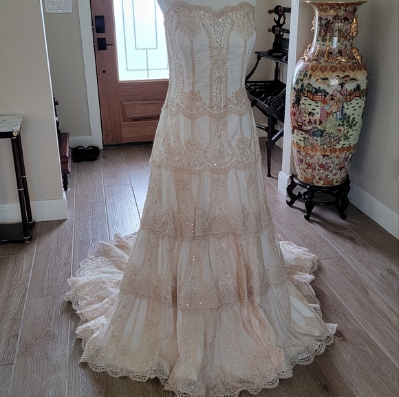 Stunning & Delicate Tiered Lace Eden Bridal Gown NWT - Picture 7 of 17